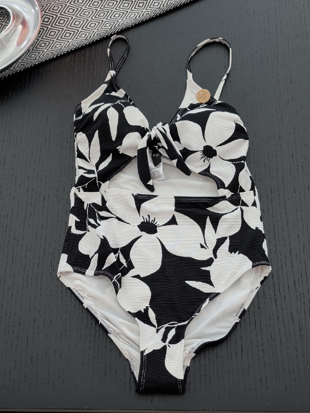 New Nip Tuck One Piece Black & White Cut Out Swimsuit Bathing Suit 6 Multi Cup